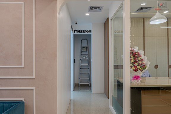 showroom-fitting-area-entrance